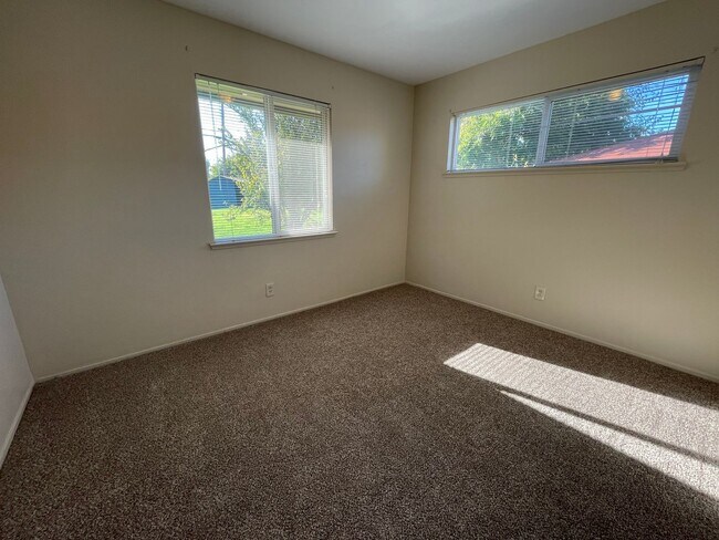 Building Photo - Charming 3-Bedroom Home with Bonus Room and Spacious Yard – Available Now!