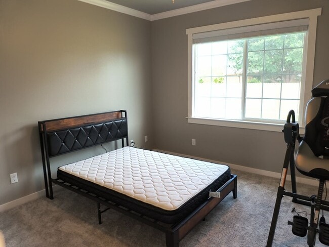 Building Photo - Stunning and Spacious 3bed/2bath Home – Yo...