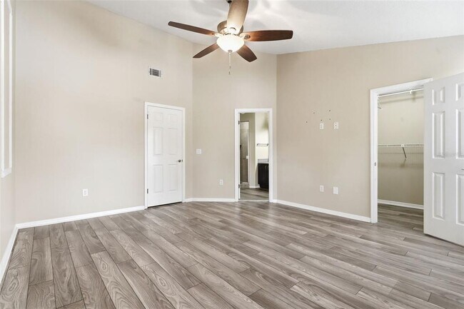 Building Photo - 2201 Coach House Blvd