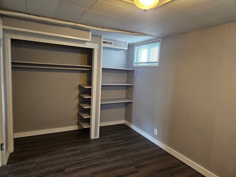 Building Photo - 1717 E Woodside Dr
