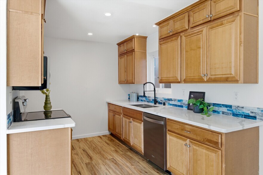 Building Photo - 3609 E 2nd St