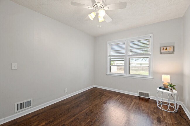 Building Photo - 1502 N Andover Rd