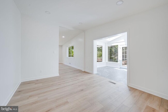 Building Photo - 866 Canal Dr
