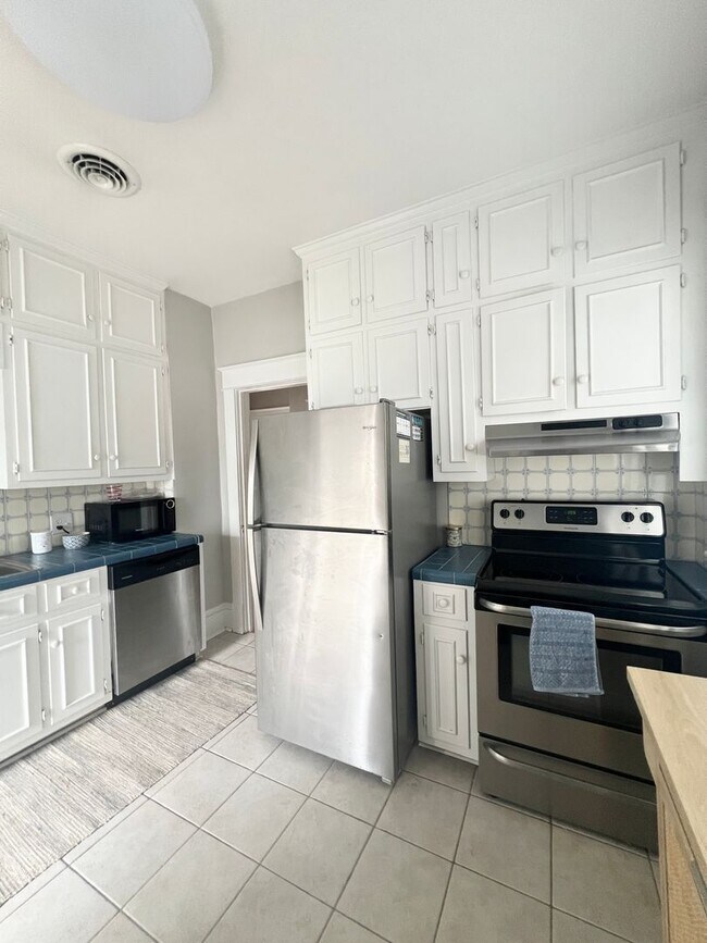 Building Photo - Beautiful 2 Bedroom home one block from ECU!