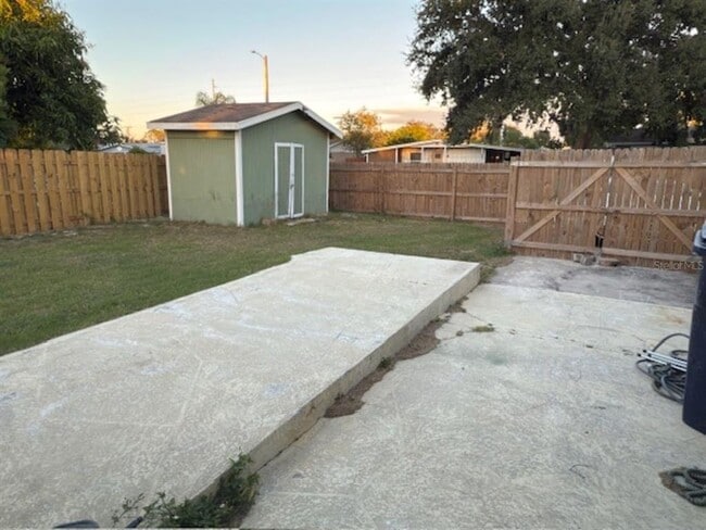 Building Photo - 4409 W Varn Ave