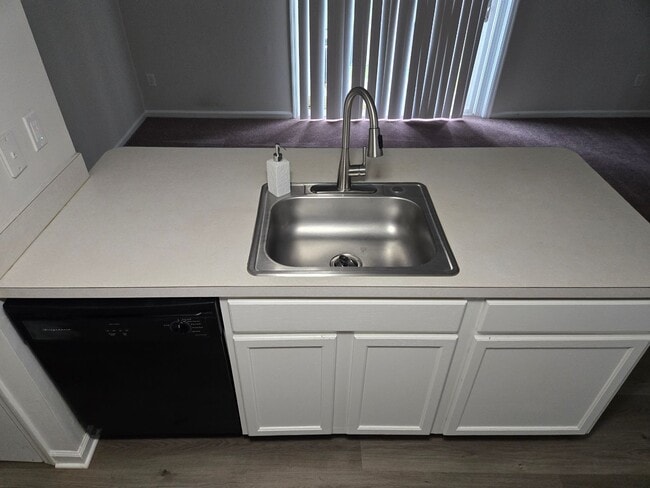 Building Photo - 3 bedroom, 1.5 bath townhome in Newark