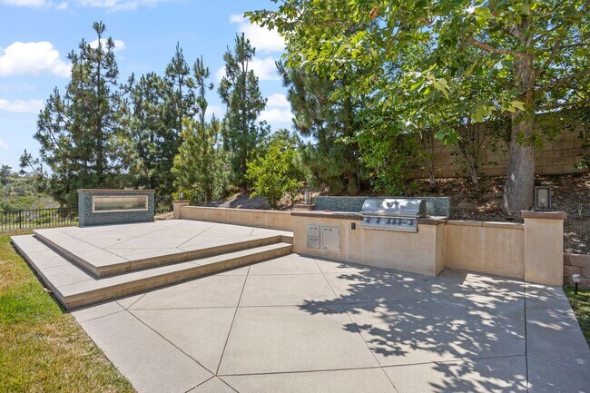 Building Photo - Exquisite Luxury Living in the Moorpark Co...