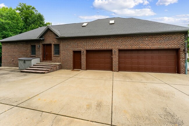 Building Photo - 652 Saddlebrook Dr