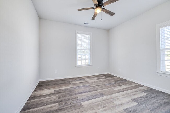 Building Photo - Like-New 4BR, 2.5BA Home with Privacy Fenc...