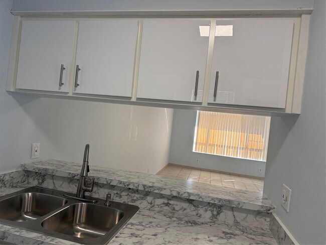 Building Photo - 9930 Twin Lakes Dr