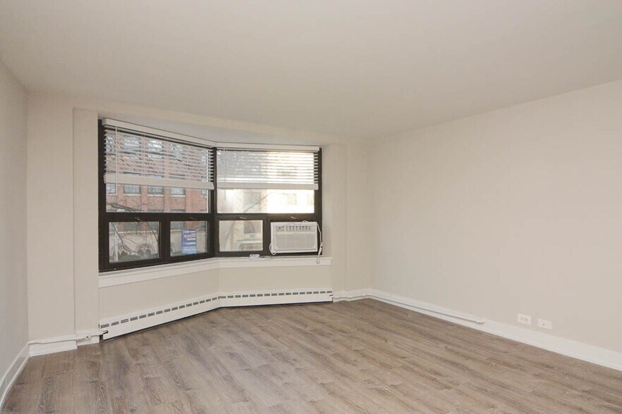 Building Photo - 450 W Wellington Ave