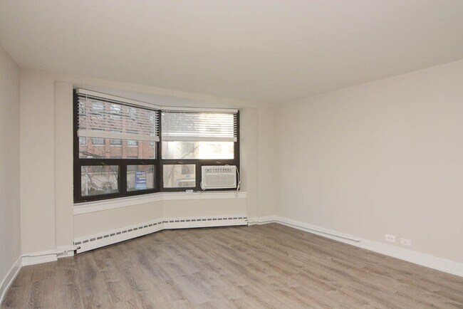 Building Photo - 448 W Wellington Ave
