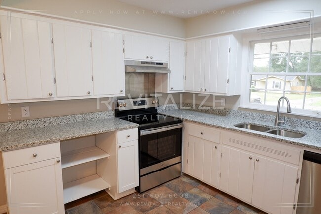 Building Photo - Beautiful 4 Bedroom/2 Bathroom House in Mo...