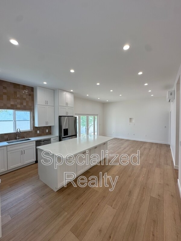 Building Photo - 1135 Scofield Dr