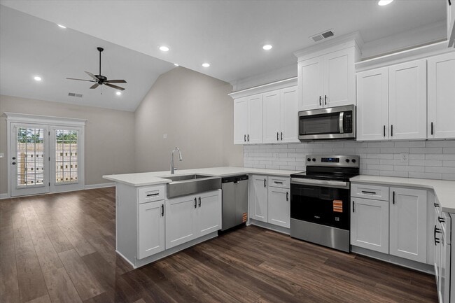 Building Photo - 626 Hope St