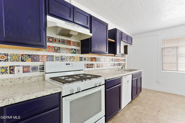 Building Photo - 325 Vista Hill Dr
