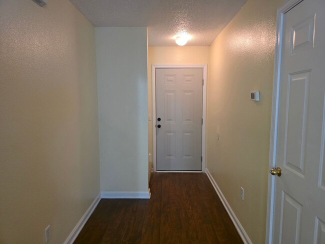 Building Photo - 1118 Towne Pk E Dr