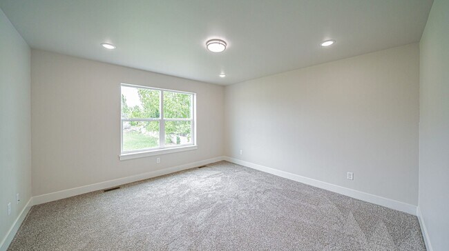 Building Photo - Beautiful 4-Bedroom Townhome for Rent off of Sunnyside in Idaho Falls