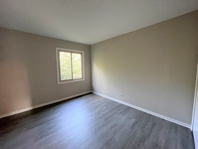 Building Photo - 311 E Forest Knoll Dr