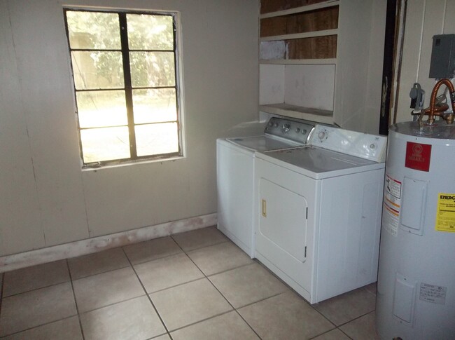 Building Photo - 3 Bed 1 Bath House with Fenced-in Yard. Av...