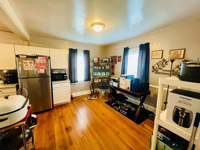 Building Photo - Renovated 3 bdrm/1.5 bath Home with Bonus Room and Dressing Room Located Near Hopkins Rd.