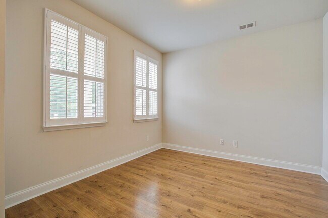 Building Photo - 7824 Montview Rd
