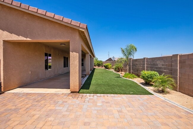 Building Photo - Spectacular open floor plan home!