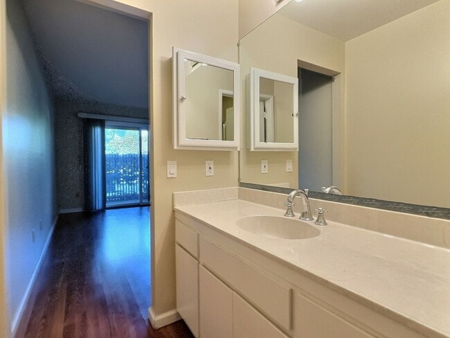 Building Photo - 3 BD/2 BA Gorgeous Pet-Friendly Home in Fa...