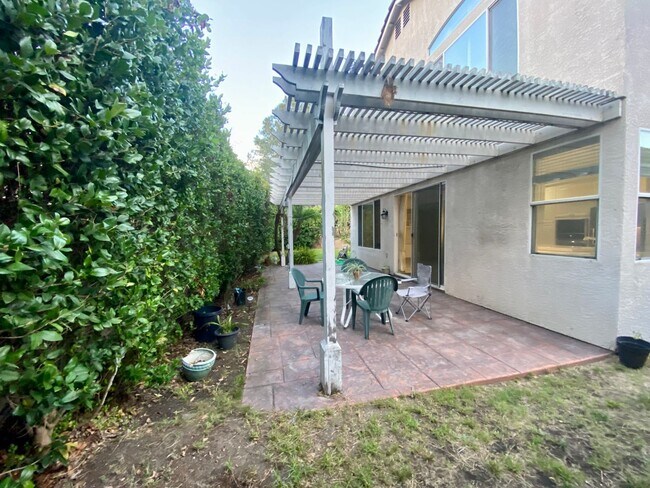 Building Photo - Desirable 5br3 car garage executive home b...