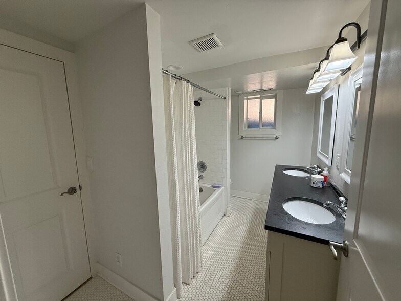 Building Photo - 2627 E Melony Dr