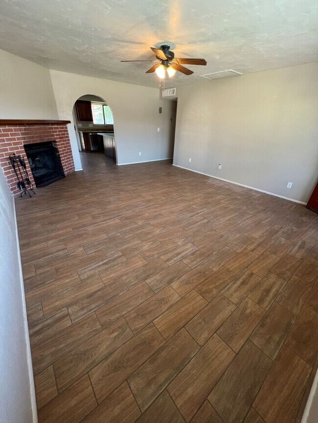 Building Photo - HOUSE FORE RENT