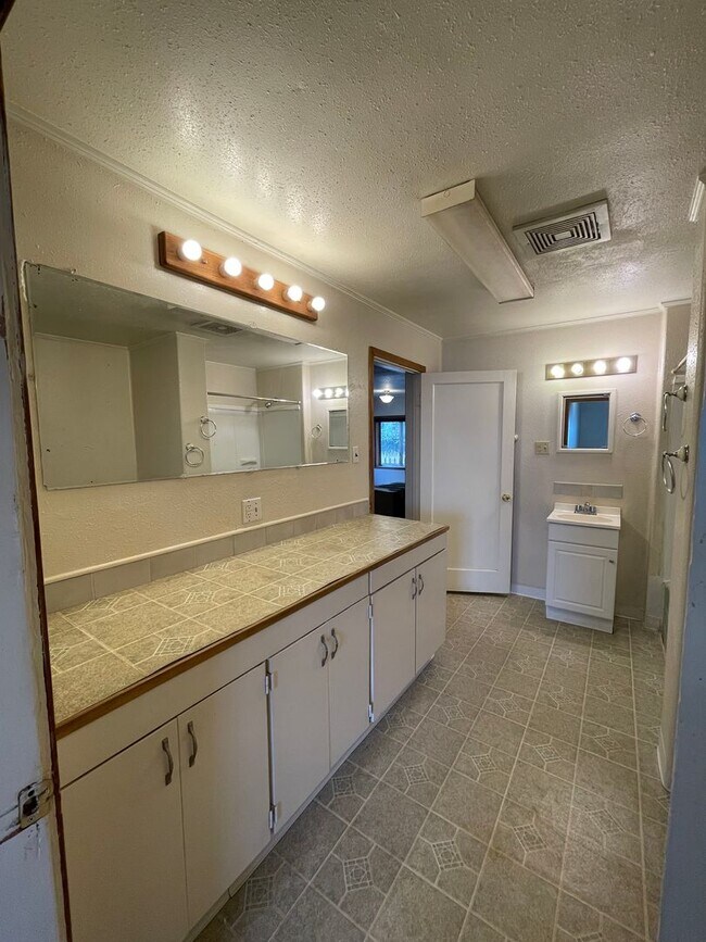 Building Photo - Nice 4 bedroom, 2.5 bath home featuring 1,...