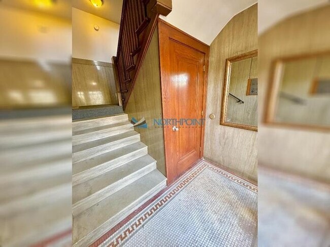 Building Photo - Amazing Top Floor 2bedroom w/Den Plaza Con...