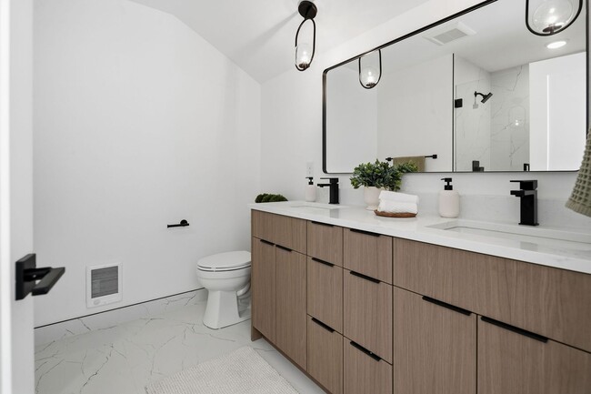 Building Photo - Modern Living in the Heart of Lake Oswego!! Stunning New 3BR 2.5BA