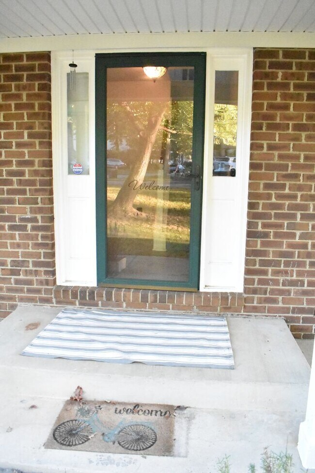 Building Photo - Welcome To Lake Ridge's Finest...