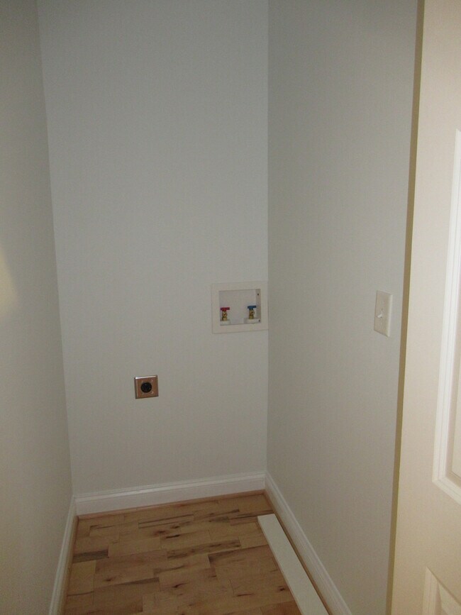 Building Photo - Charming 4 Bedroom/3.5 Bathroom Townhome with Parking Pad in Station North, MD!