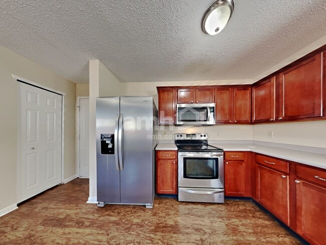 Building Photo - 5622 N Jefferson Dr