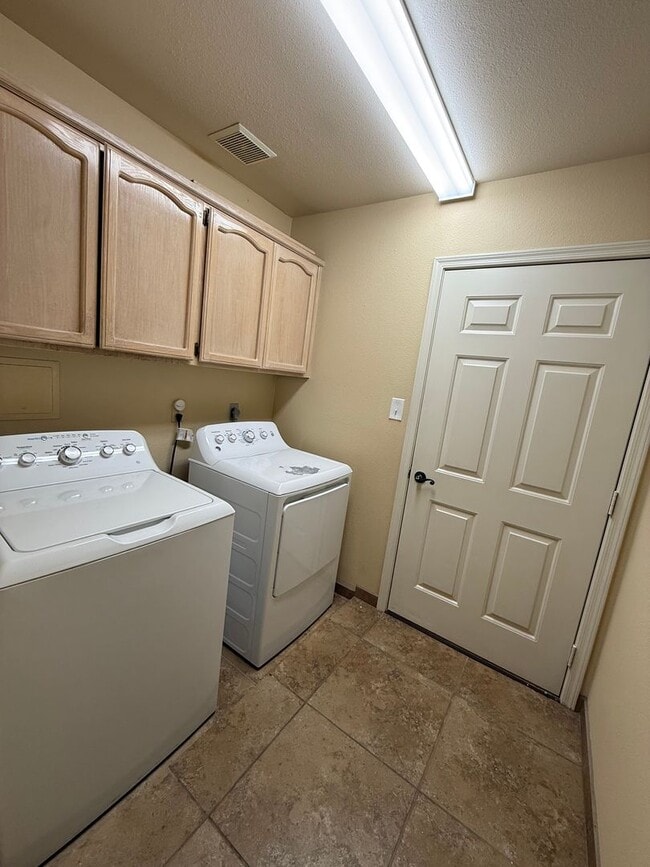 Building Photo - 4 Bedroom Pool Home in Rancho Sereno for Rent!