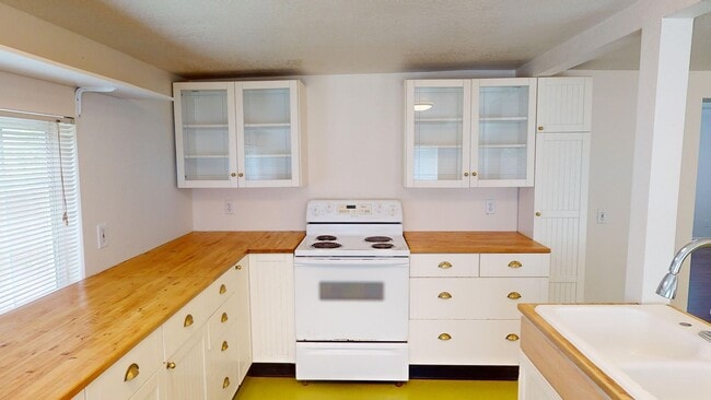 Building Photo - Beautiful Sellwood Bungalow in One of Portland's Most Desirable Neighborhoods. Pet friendly!
