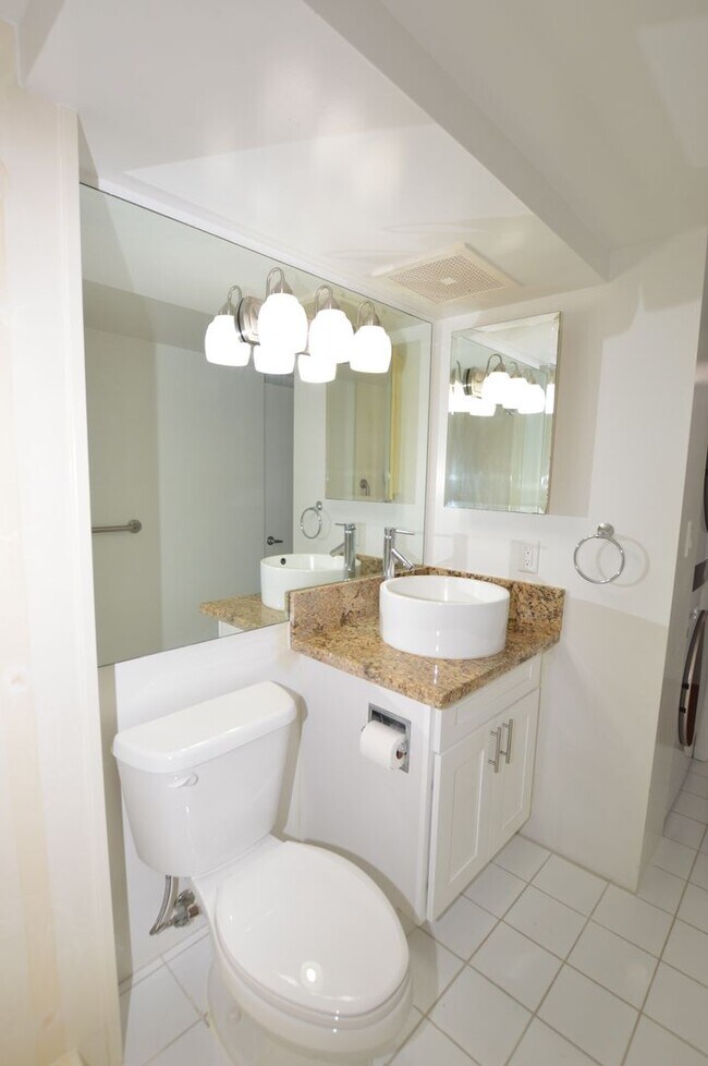 Building Photo - Fountain at Makiki - 3 bedroom, 2 bath con...