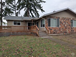 Building Photo - Great 3-Bedroom, 1-Bath Duplex In The Frie...