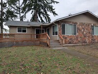 Building Photo - Great 3-Bedroom, 1-Bath Duplex In The Frie...