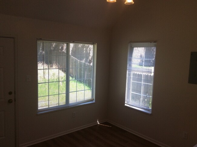 Building Photo - 3 BEDROOM, 2 BATHROOM TOWNHOME WITH A 1 CAR ATTACHED GARAGE