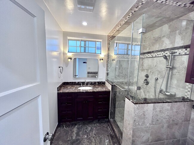 Building Photo - 7530 S Westlawn Ave