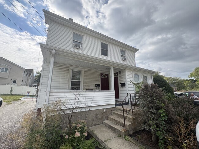 Building Photo - 17 Sumner Ave