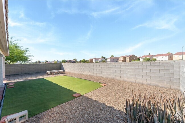 Building Photo - 857 Lantham Pl