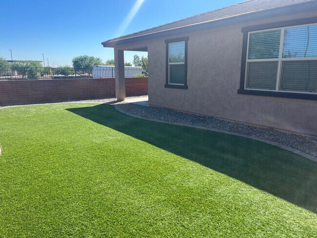 Building Photo - 14052 W Valentine St