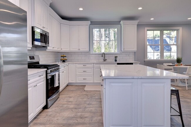 Building Photo - 718C Poquoson Ave