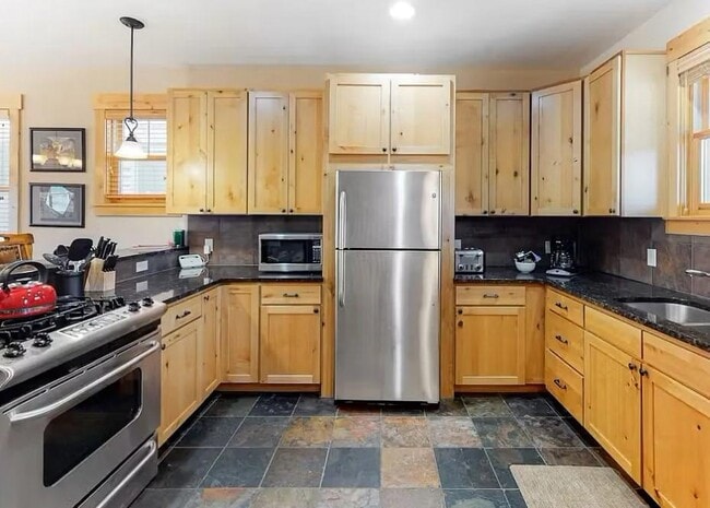 Building Photo - 250 Buckhorn Cir