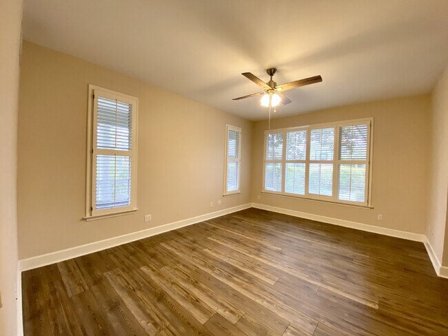 Building Photo - Moss Creek Home with a Gorgeous Water View!